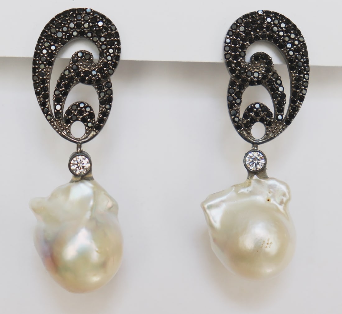 South Sea Pearl Baroque&Onyx&Dia 6.22Ct 18k B/g Overlay: Gem Type :Australia South Sea Pearl Baroque&Onyx&Creation Diamond Item: Earrings/Size: L 2" x W .50" inch 2 Pieces Creation Diamond Weight .85 carat Round Brilliant Clarity VVS,Color: F 224 Pieces
