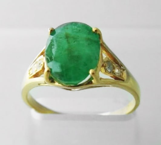 Emerald:2.81CT&White Sapphire:.12CT 14k Y/G: Gem Type: Natural Emerald & White Sapphire Quantity: 1 Center: 2.81 carat Clarity: SI3 ( Has some Inclusions) Color: Green Treatment: Treatment Oiled, Origin: Zambian Hardness: 7 .12 carat VVS1 round