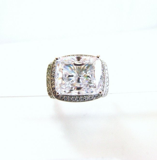Creation Diamond Ring 12.40Ct 18k W/g Overlay: Creation Diamonds High Quality Item: Ring 122 Pieces Creation Diamond Weigth: 1.15 carat Round Brilliant Clarity: VVS, Color F Creation Diamond Center Weigth: 11.25 Carat Radian Cut Clarity: VVS, Colo