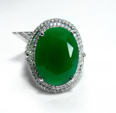 Creation Diamond/ Green Onyx 18. Carat 18k W/G Over: Gem: Creation Diamond/Natural Green Onyx Qty: 1 Item: Ring Center: 18. carat oval shaped Face: 20x15mm White stone: 1.10 carat round brilliant Clarity: VVS1 Color: F Clarity: Fine Color: