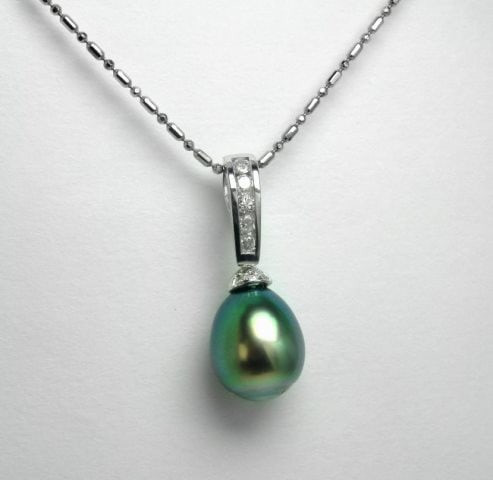 Tahitian Pearl Pendant 10 mm & Dia:. 25 CT14k W/G: Gem Type: Natural Tahitian pearl and Diamond Quantity: 1 Diamond: .25 carat round Clarity: VS2, Color: Color: F-Treatment:None Tahitian pearl: 10mm Grade: AA-Color: Black/Mixed-Luster: very nice, Shap