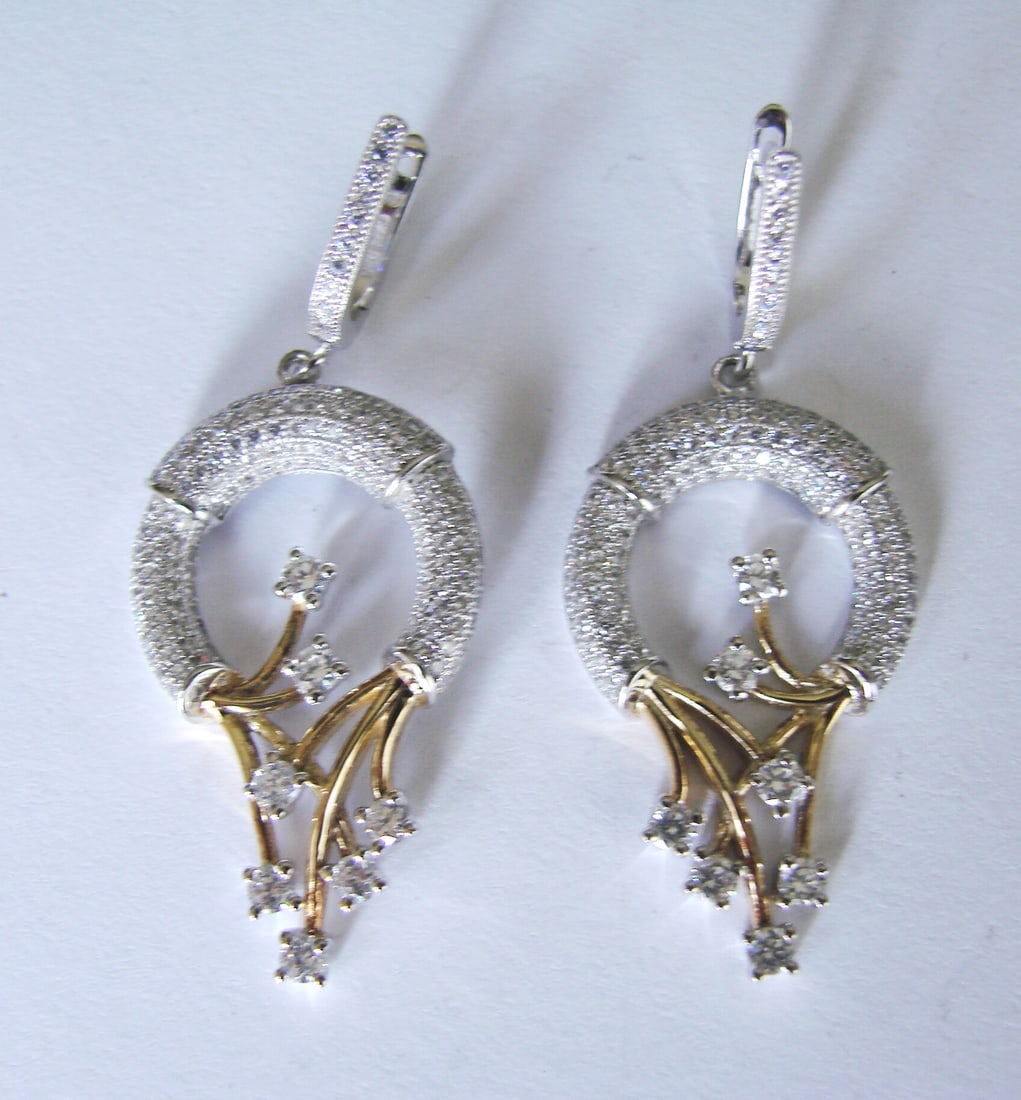 Creation Diamond Chandeliers Ear 2.36Ct 18k W-Y/g Overlay: Creation Diamond Chandeliers Earrings and High Quality Item Item: Earrings Total: 2.36 carat Round brilliant (Clarity: VVS, Color: F) Length: 2"x 3/4" inch Setting: Micro Pave 18k white and Yellow gol