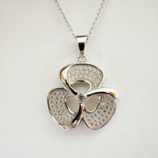 Creation Diamond Flower Pendant .83Ct 18k W/g Overlay: Creation Diamond High Quality Item Item: Pendant Diameter: L 1" x W 3/4"inch 76 Pieces: .83 carat (Clarity: VVS, Color: F) Setting name: Micro Pave 18k White gold Overlay 925 Silver Weight: 5.82 grams
