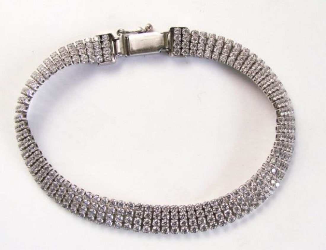 Bracelet Creation Diamond 1.48Ct 18k W/g Overlay: Creation Diamonds Bracelet and High Quality Item Qty: 1 Weight: 1.48 Carat 296 Pieces Round Brilliant Clarity: VVS Color: F Size: 7"inch Long Width: 1/4"inch Thickness: 2 mm Metal: 18k White Gol