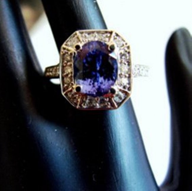 Nature Tanzanite & Diamond Ring 4.87Ct 14k Y/g: Gem Type: Natural Diamond / Tanzanite Ring Item: Ring Diamond weight: .66 carat 22 pieces round brilliant (Clarity SI-1, Color: G) Tanzanite: 4.21 carat genuine Oval shape (Clarity: VS2, Color: Light 