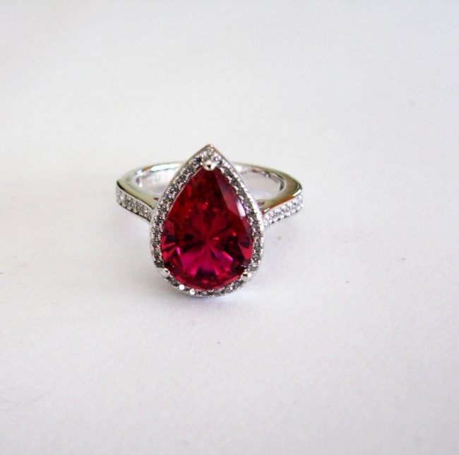 Creation Daimond Ruby Ring 7.16Ct 18k W/g Overlay: Creation Diamonds/Ruby high quality Item Item: Ring 48 Pieces Creation Diamond .72 carat Round (Clarity: VS1, Color D) Creation Ruby: 6.44 Carat Pear shape (Clarity: VS, Color Red) Measurement: 13x11