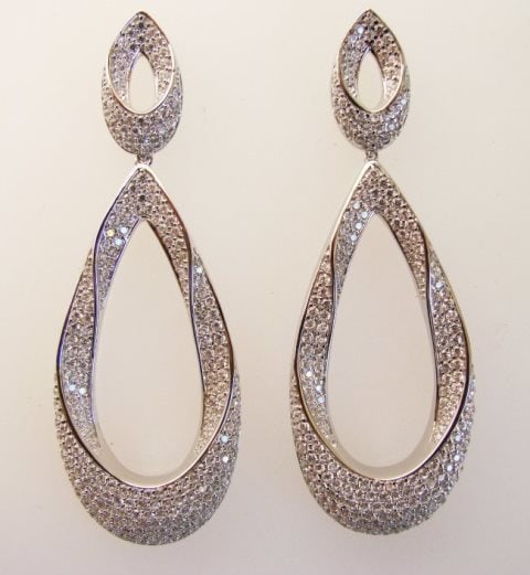 Creation Diamond Chandeliers Ear 5.85Ct 18k W/g Overlay: Creation Diamond Chandeliers Earrings and High Quality Item Item: Earrings Stone: 5.85 carat Round brilliant (Clarity: VVS, Color: F) Length: 2.5"x 9.10" inch, Thickness: 5.5mm Setting: Micro Pave 18k