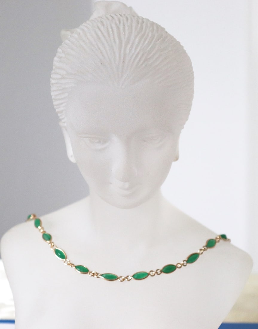 Jade Necklace 11.02Ct 14k Y/g: Gem type: Natural Jade Item: Necklace 19.5? long Jade 29 Pieces Weight : 11.02 Carat Shape: Marquise Facet Color: Green/Grade: B Measurement: 9x6 mm Metal:14k Yellow gold Weight:9.75 grams Estim