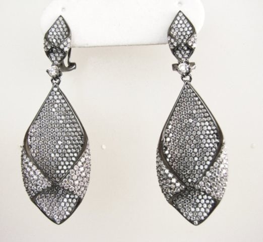 Creation Diamond Chandeliers Ear 5.24Ct 18k B/g Overlay: Creation Diamond Chandeliers Earrings and High Quality Item Item: Earrings Stone: 5.24 carat Round brilliant (Clarity: VVS, Color: F) Length: 2.1/4"L x 3/4"W inch Setting: Micro Pave 18k Angtique colo