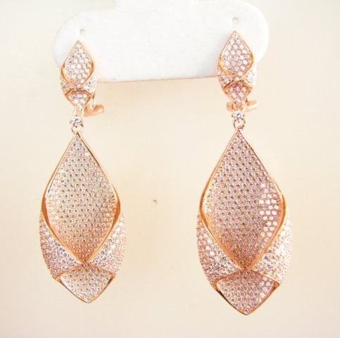 Creation Diamond Chandeliers Ear 5.24Ct 18k R/g Overlay: Creation Diamond Chandeliers Earrings and High Quality Item Item: Earrings Stone: 4.85 carat Round brilliant (Clarity: VVS, Color: F) Length: 2.1/4"L x 1/2"W inch Setting: Micro Pave 18k Rose gold ove