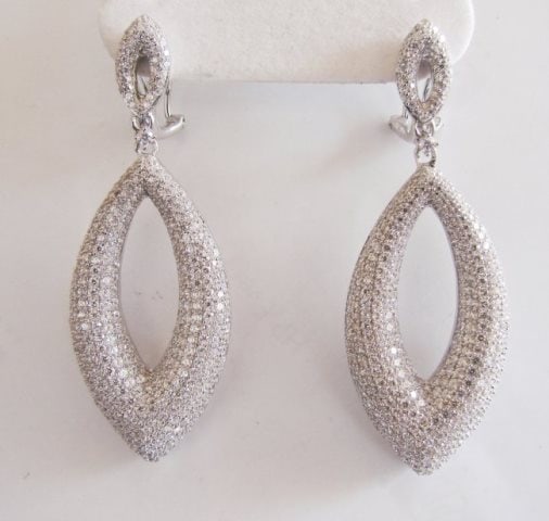 Creation Diamond Chandeliers Ear 5.90Ct 18k W/g Overlay: Creation Diamond Chandeliers Earrings and High Quality Item Item: Earrings Stone: 5.90 carat Round brilliant (Clarity: VVS, Color: F) Length: 2.1/4"L x 3/4"W inch Setting: Micro Pave 18k White gold ov