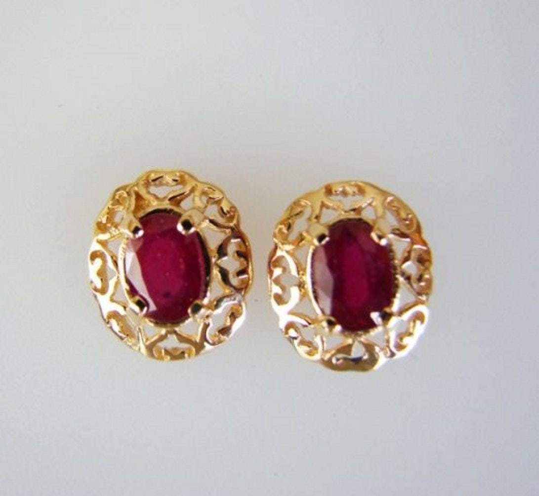 Natural Ruby Earrings 2.47Ct 14k Y/G: Gem Type: Natural Ruby ,br>Earrings: 1 Pairs Weight: 2.47 carat oval shape Clarity: SI, Color: Red, Treatment: Fracture Filled Measurement: 8x6 mm Origin: Madagascar Gold: 14k Yellow gold, Weight: 2.8