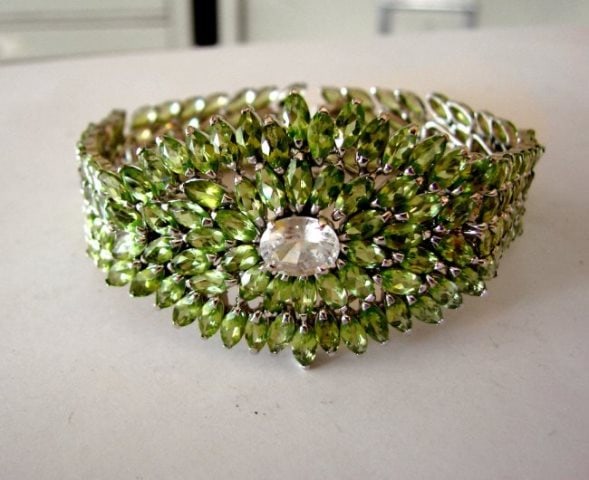 Peridot &White Topaz Bracelet 47.18Ct 18k W/g Overlay: Gems Type: Natural Peridot and White Topaz Item: Bracelet Size: 7 inches Peridot; 194 Pieces, Marquise Shape Weight: 44.62 Carat Clarity: Transparent- Color: Green Treatment: None Origin: Brazil Hardn