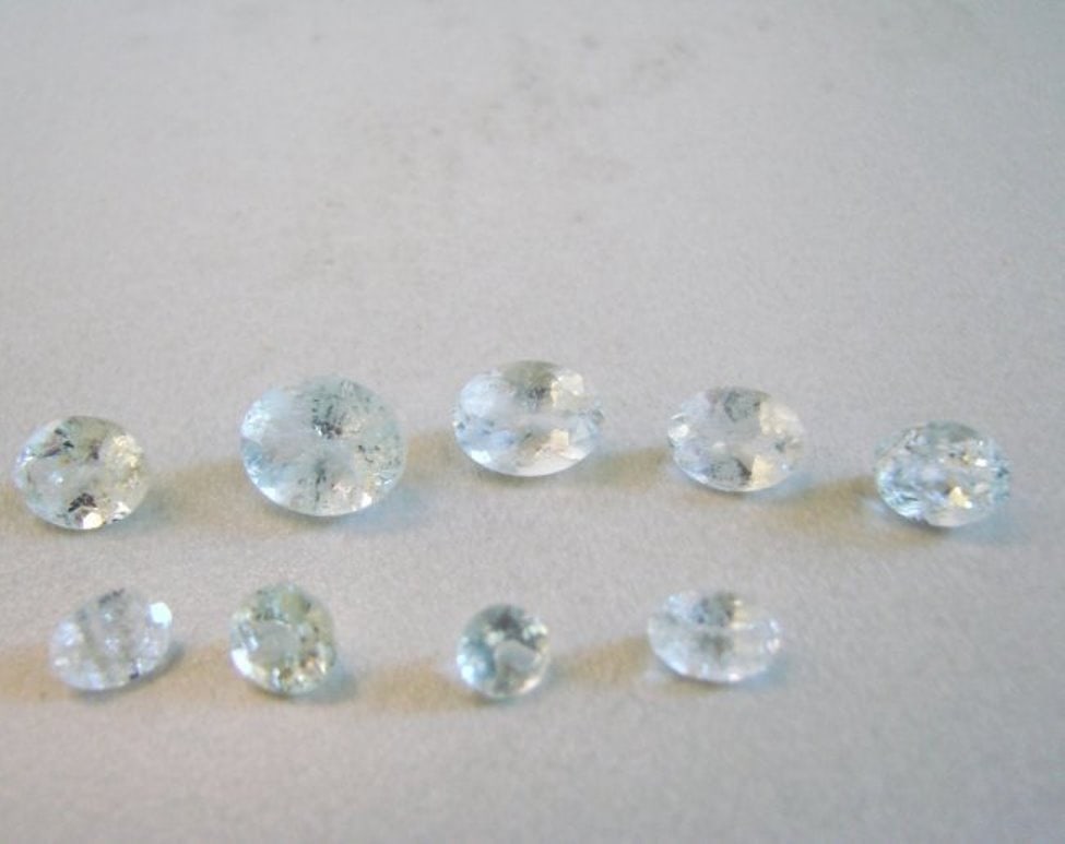 Natural Light Green Blue Aquamarine Mix Lot 10.85Ct: Gem Type:Natural Light Green Blue Aquamarine 10 Pieces Weight: 10.85 carat Shape:Oval-Round Facet Clarity: VS-SI,Color:Royal/Blue,Treatment:None Hardness:7.5 Measurement:10x8/9x7/8x6/7x5/6x4/5x3 mm Bi