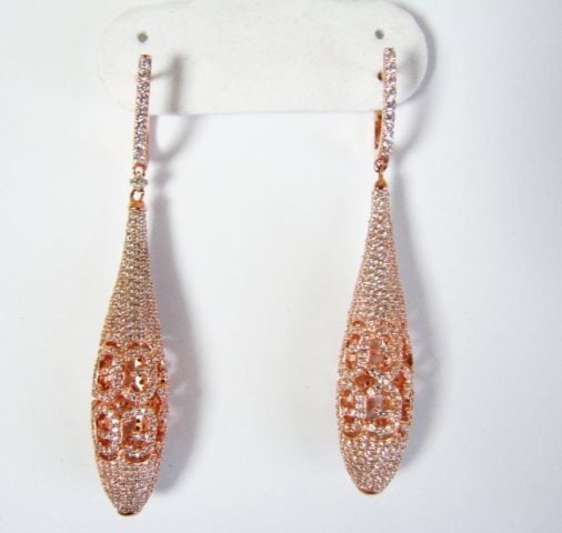 Creation Diamond Earrings Drop 6.30Ct 18k R/G Overlay: Creation Diamonds Drop Earrings High Quality Item Quantity: 1 Pairs Weight: 6.30 carat Round brilliant Clarity: VVS, Color: L2" x W1/2" Setting: Micro Pave 18k rose gold overlay 925 silver Weight:
