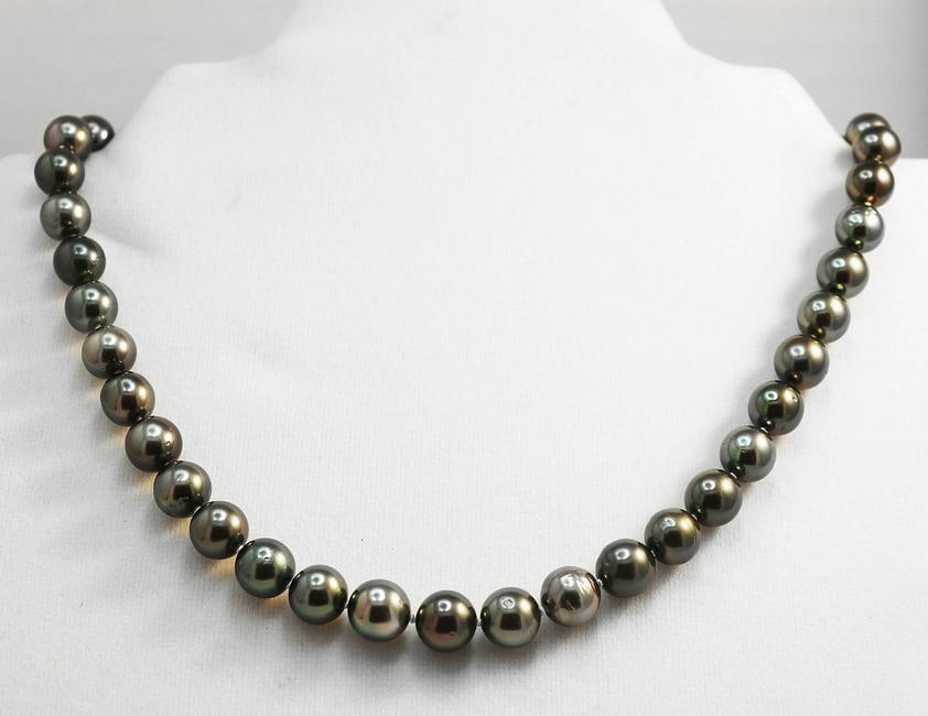 Tahitian Pearl 8-10 mm 14k W/G Ball Clasp: Gems Type: Natural Tahitian/South Sea Pearl Grade: B Color: Dark/ Gary, Peacock Luster: Good Shape: Round/ Off Round Measurement: 9-11 mm 45 pieces Origin: Tahiti Necklace: 17 Inches Bal