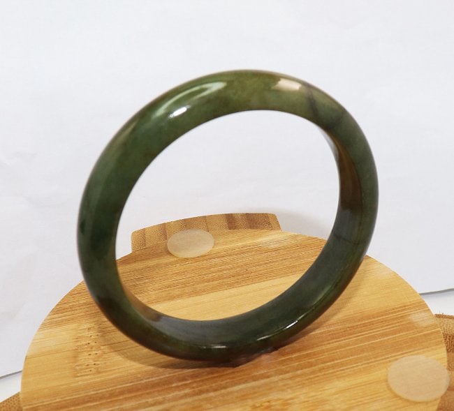 Natural Burmese Jade Bangle Size: 6.5, 55.50 Grams: Gem Type: Natural Burmese Jade Item: Jade Bangle, Size: 6.5 Outer Diameter: 75mm Inter Diameter: 58 Width: 12.5mm Thickness: 8.2mm Weight: 55.50 grams Treated: Untreated Multi-Color: Dark