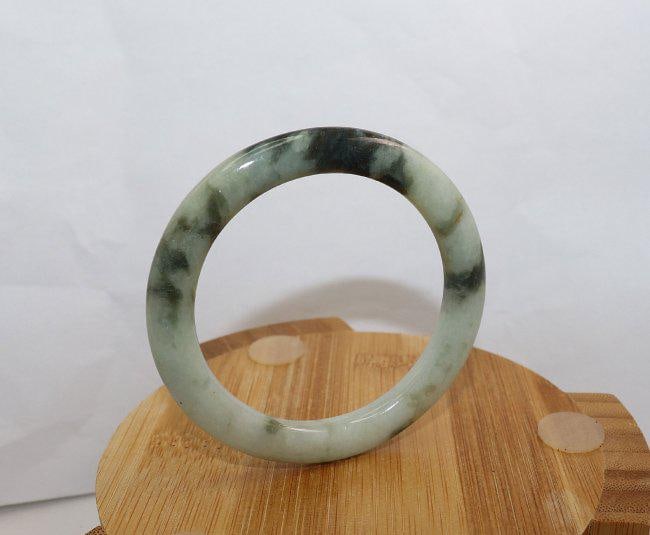 Natural Burmese Jade Bangle Size: 6, 31.28 Grams: Gem Type: Natural Burmese Jade Item: Jade Bangle, Size: 7 Outer Diameter: 75 mm Inter Diameter: 60 Width: 6.8 mm Thickness: 8.1mm Weight: 31.28 grams Treated: Untreated Multi-Color: Creamy/Dark Green