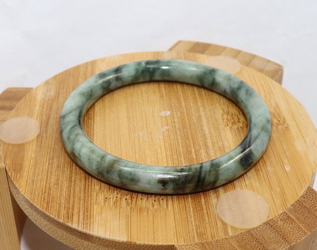 Natural Burmese Jade Bangle Size: 6, 36.02 Grams: Gem Type: Natural Burmese Jade Item: Jade Bangle, Size 6 Outer Diameter: 73 mm Inter Diameter: 56 Width: 8.6 mm Thickness: 8.4mm Weight: 36.02 grams Treated: Untreated Multi-Color: Creamy/Dark