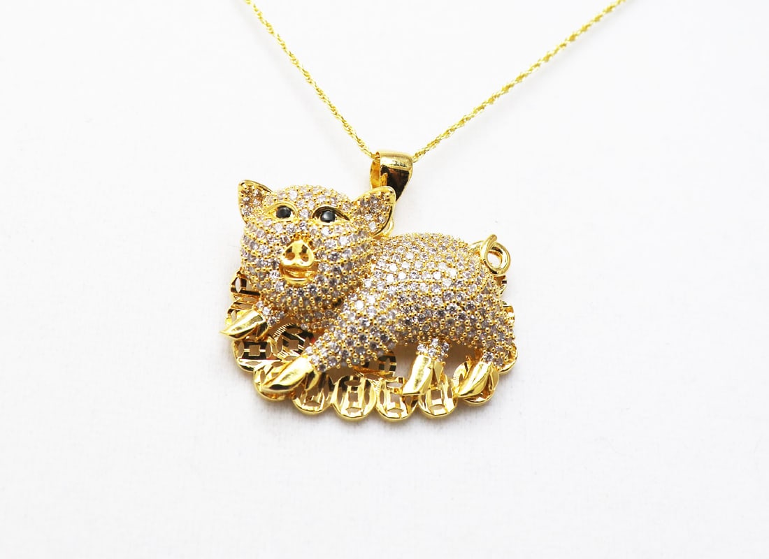 Pig Figure Pendant 18K Yellow Gold Overly Brass: Item: Pig Pendant White Stone: Cubic Zirconia round brilliant Metal: 18k yellow gold overlay Brass Weight: 15.76 grams Pendant Size: 25x40mm No chains come with Condition: New High Quality Handmade