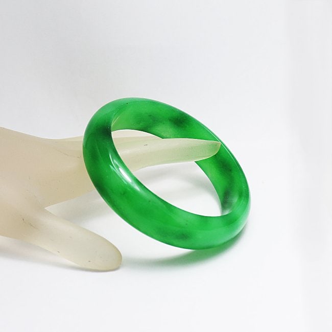 Natural Translucent Solid Green Chinese Jade Bangle: Natur...Gem Type: Natural Translucent Solid Chinese Jade Grade: B Item: Jade Bangle, Size 7 Outer Diameter: 75 mm Inter Diameter: 60mm Width: 17.3mm Thickness: 8.5mm Weight 65.08 grams Treated:
