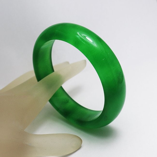 Natural Translucent Solid Green Chinese Jade Bangle: Gem Type: Natural Translucent Solid Chinese Jade Grade: B Item: Jade Bangle, Size 7 Outer Diameter: 75 mm Inter Diameter: 60mm Width: 16.5mm Thickness: 8.5mm Weight 65.08 grams Treated: Untreate