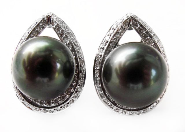 13mm Tahitian Pearl Diamond Earring 1.00Ct 18kW/g: Gem Type: Natural Tahitian pearl / Diamond Qty: 1 Pair Diamond weight: 1.00 carat 128 round 128 pieces brilliant (Clarity: VS2, Color: G) Pearl size: 13 mm, Grade: AAA Color: Black Shape: Round <