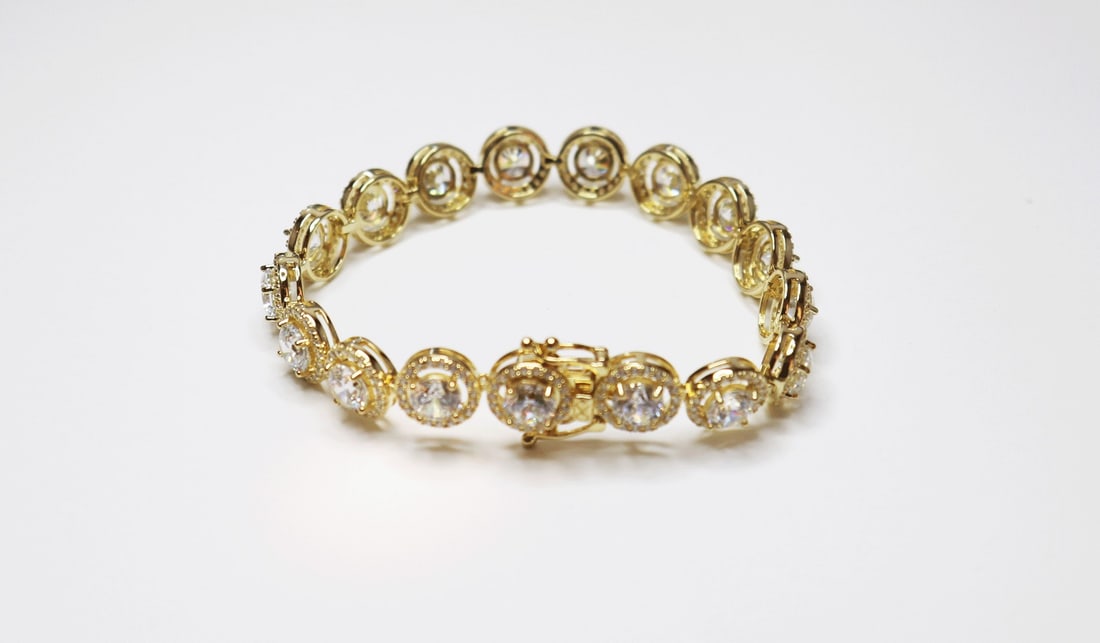 Creation, Diamond Bracelet 19.65CT 18k Y/G Overlay 925: Gem Type: Creation, Diamond Item: Bracelet Big Stone: 17.00 Carat round brilliant Clarity: VS1, Color: F Small Stone: 2.65 Carat round brilliant Clarity: VS1, Color: G Metal: 18k Yellow gold overlay 9