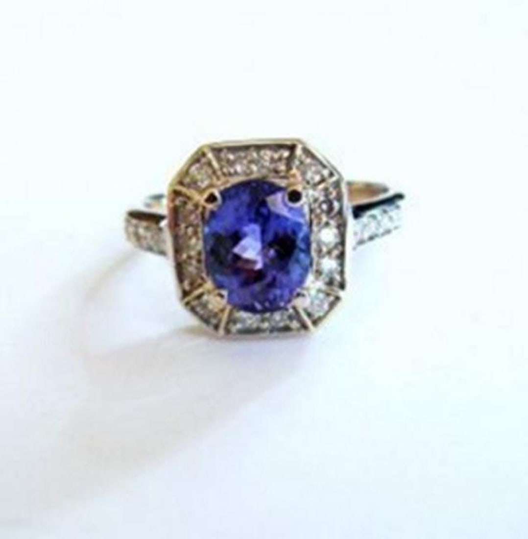 NatureTanzanite & Diamond Ring 4.87Ct 14k Y/g: Gem Type: Natural Diamond / Tanzanite Ring Quality: 1 Item: Ring Diamond weight: .66 carat 22 pieces round brilliant (Clarity SI-1, Color: G) Tanzanite: 4.21 carat genuine Oval shape (Clarity: VS2,