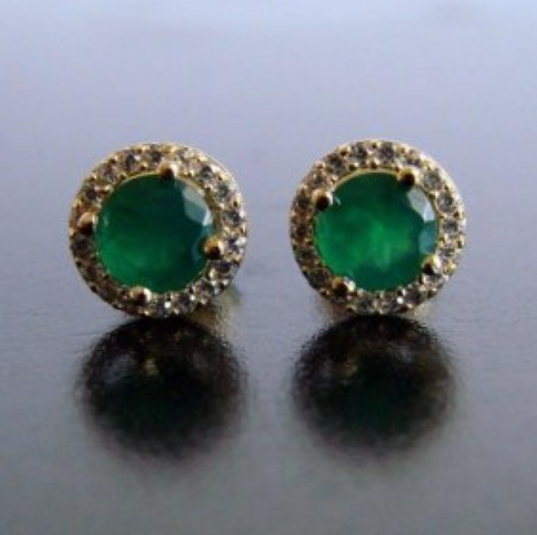 Creation Diamond & Emerald Stud Earring 1.73Ct 18k Y/g: Creation Diamond and Emerald High Quality Item Quantity: 1 Pair Center: 1.33 Carat Round Facet Measurement: 6 mm Clarity:SI,Color: Green Surrounding:.40 Carat VS-1 Color F Setting name: Prong Setting 