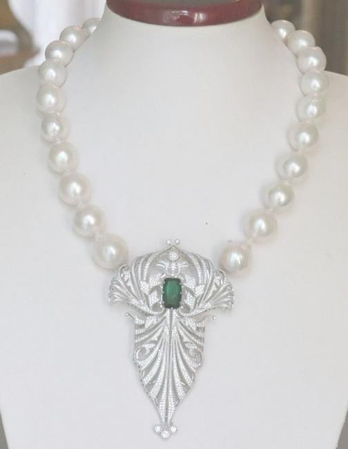 SouthSea Baroque Pearl 17-14mm,Necklace 18k W/g Overlay: South Sea Baroque Pearl Necklace Pearl: 24 pieces from size 17mm to 14mm Luster: A+ Color: Creamy and slightly pink Knot: between each pearl White Stone: Total 710 pieces approximately Weight: 8.19Car