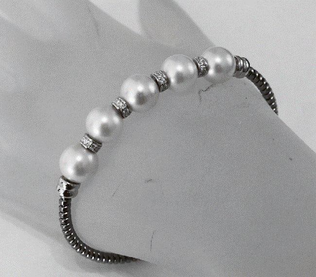 Culture Pearl Bangle 18k W/g Gold Overlay 925: White Stone: .95 Carat round shape Clarity: VS1,Color: F Culture Pearl: 5 Pieces Round, Size 9.2mm Luster: very good Color: White/Creamy Bangle: Size 7 Thickness: 3 mm Design:Bangle Meta:13.