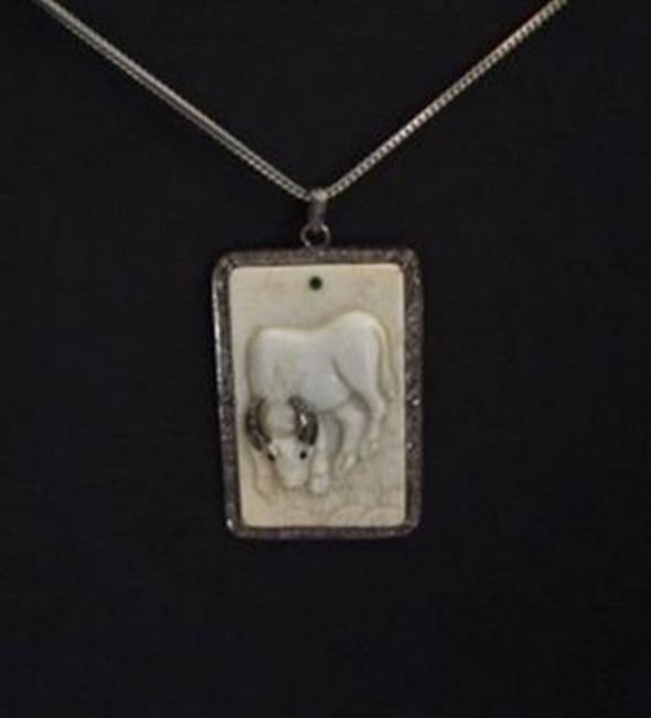 Carved Bone OX & Diamond: 1.10Ct 18k B/g Overlay: Material Type: Natural Bone/Diamond Qty: 1 Item: Carving OX Diamond: 1.10 Carat round Clarity: I-3, Color: Brown Bone total weight:38.20 Carat Length: 50 mm Width: 37mm Thickness: 10mm Co