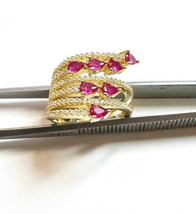 Creation Daimond Ruby Ring 3.15Ct 18k Y/g Overlay: Creation Diamonds/Ruby high quality Item Item: Ring 99 Pieces Creation Diamond 1.05 carat Round (Clarity: VS1, Color D) Creation Ruby: 2.10 Carat Pear shape (Clarity: VS, Color Red) Measurement: 4x3 m