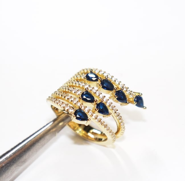 Creation Daimond Sapphire Ring 3.15Ct 18k W/g Overlay: Creation Diamonds/Sapphire high quality Item Item: Ring 99 Pieces Creation Diamond 1.05 carat Round (Clarity: VS1, Color D) Creation Ruby: 2.10 Carat Pear shape (Clarity: VS, Color Red) Measurement: