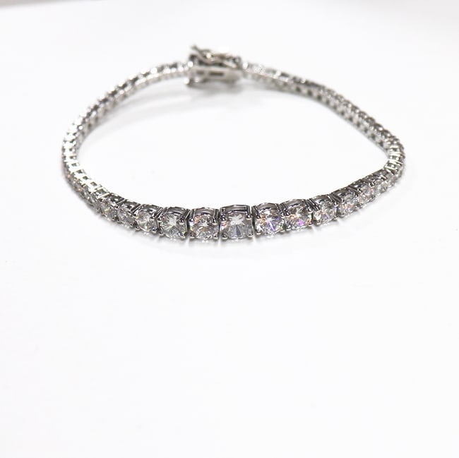 Creation Diamond Tennis Bracelet 8.45Ct 18k W/g Overlay: Creation Diamond Tennis Graduation Bracelet High Quality Weight:: 8.45 Carat Round Brilliant Clarity: VVS,Color: F Setting: Prong Metal: 18k White Gold Overlay 925 silver(10.13grm) Length: 7" Lock: