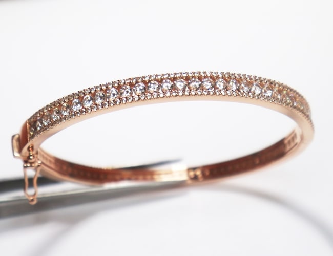 Creation Diamond Bangle 15.25Ct 18k R/g Overlay: Gem Type: Creation Diamonds High Quality Item: Bangle 155 Pieces Round Brilliant Weight: 15.25 Carat Clarity: VS, Color: D Setting: Prong and charnels Metal: 18k Rose gold overlay 925 silver Weight: 1