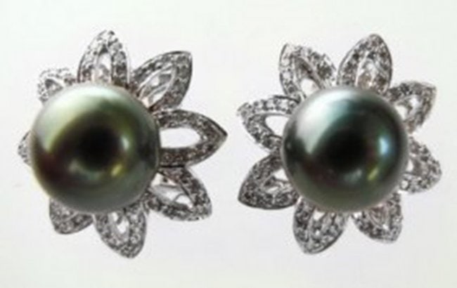 Tahitian Pearl 11 mm Diamond Earrings 2.88Ct 18k W/g: Gem Type: Natural Tahitian Pearl Diamonds Qty: 1 pair Diamond weight: 2.88 Carat Round 144 Pieces Round Brilliant (Clarity: SI2, Color: G) Tahitian Pearl: 11 mm Round Grade: AAA Color: Peacock, Green