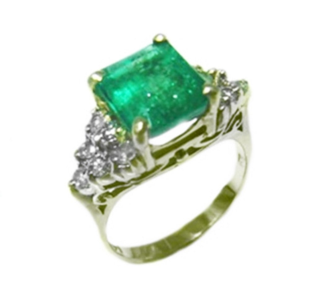 Emerald Ring 1.95CTDiamond: .61CT 14k Y/g: Gems Type: Natural Emerald and diamond Qty: 1 Item: Ring (Size: 6.5) Band thickness: 3-4mm Condition: New Total diamond weight: .61 carat 12 pieces round brilliant Clarity: SI2, Color: H, Treatment: N