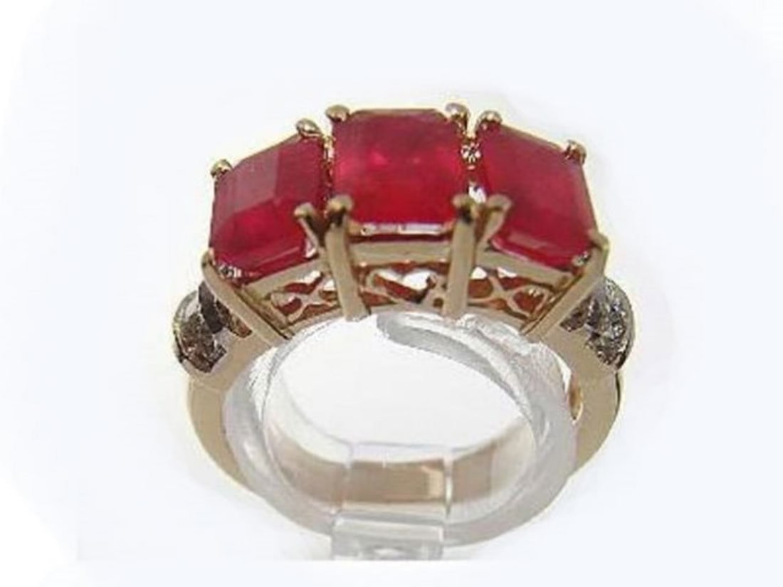 Ruby Ring 4.20Ct & Diamond .22Ct 14k Yellow Gold: Gem Type: Genuine Ruby-Item: Ring Ruby weight: 4.20carat Clarity: SI, Color: Red, Treatment: Fracture Filled Shape/Cut: Emerald Shape-Diamond:.22Ct Clarity:SI1,Color H, Treatment: None 14k yellow