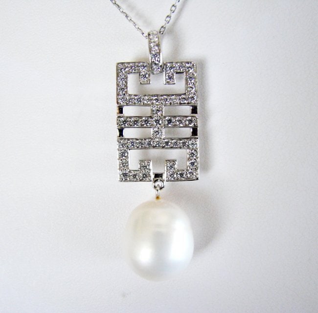 Natural Culture Pearl Creation Diamond 1.71Ct 18k W/g: Natural Culture Pearl 11 mm/Creation Diamond 57 Piece Weight:1.71 Carat Round Clarity: VS, Color: F Metal 18k White Gold Overlay 925 Silver 8.43 gram Come With Chain 18" inch Design Unique This item w