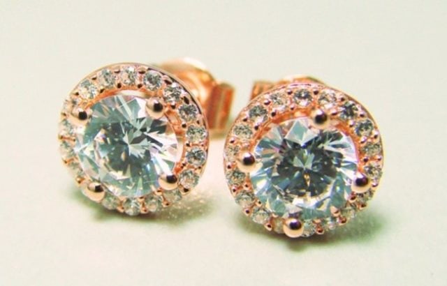 Creation Diamond Stud Earring 2.40Ct 18k R/g Over: Creation Diamond Earrings High Quality Item Quantity: 1 Pair Stone: 2.40 carat Center: 2.00 Carat, Clarity: VS-1 Color: F Surrounding:.40 Carat, Clarity: VS-1 Color: F Setting name: Prong Setting 18k 