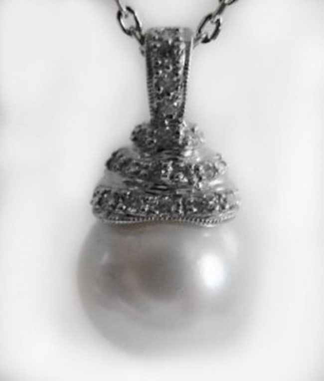South Sea Pearl 11.5mm -Diamond Pendant.21Ct 18k W/g: Item: Pendants Diamonds 22 Pieces Weight: .21 Carat Round Brilliant (Clarity: VS2, Color: G, Treatment: None) Pearl :11.3 mm Round Grade: AAA, Color: White Creamy , Luster: Excellent Metal:18k white g