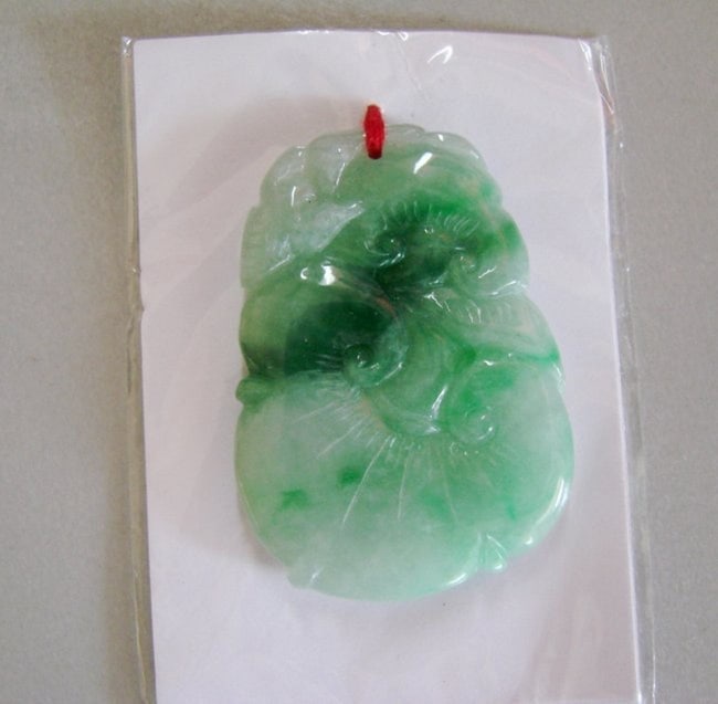 Natural Jade Carving Birds Ruyi Grade: A: Remarks: Natural Burma Jadeite Jade Item: Loose Pendant Jade Weight: 19.65 Gram Grade: A Color: Natural Light Green/Dark Green Texture Clarity: Slightly Transparency Jade Finish: Hand cut and hand