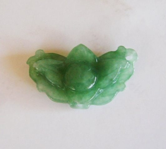 Natural Green Jadeite Jade Lily Flower Pendant: Genuine Jadeite Jade carving Lily Flower Pendants Necklace Back Side Smooth Item: Pendants Jade Color: Green,Grade: A Measurement: L 1.1/2"x W 3/4" Thickness:4.7 mm Texture/ Transparency: good
