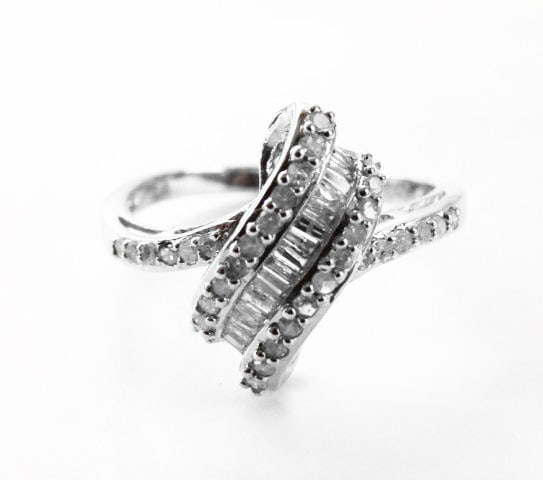 Diamond Unique Ring: .84 Carat 14k W/g: Gem type: Natural Diamonds Item: Ring Diamonds 34 Pieces Weight:.51 carat Round brilliant (Clarity :SI2/Color:H, Treatment: None) Diamond Baguette 15 Pieces Weight: .33 Carat (Clarity: SI1/Color:H,