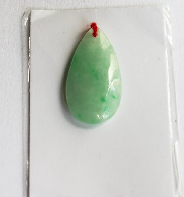 Pear Shape Pendant Natural Jadeite Jade Grade A: Genuine Chinese Jadeite Jade Pear Shape Pendants Item: Pendants Polish Smooth Both Side Jade Color: Green with white Texture Grade: A Measurement: 28 x 17x Thickness 4.9 mm Texture.Transparency: good