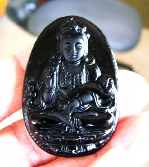 Onyx carving Guanyin Buddha 102.70Ct 45x32x9 mm: Gems Type: Natural Onyx Handwork carving Weight: 102.70 Carat Measurement:45 x 32 x9 mm Clarity: Opaque, Color Black Design: Antique Guanyin Buddha Estimated Value Price: $450 (This Item Ready Ship in
