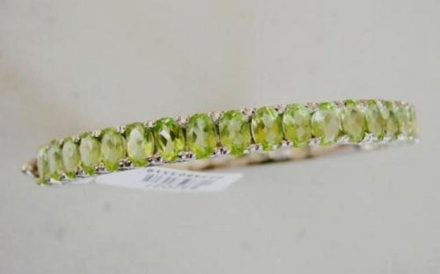 Peridot Bracelet 21.12 Ct 18k W/g Overlay: Gems Type: Natural Peridot Item: Bracelet ?Size: 7 Peridot: 5.8mm -Weight: 21.12 Carat ?Oval Shaped Clarity: Transparent Cut: Faceted Color: Green Treatment: None Origin: Brazil Hardness: 7
