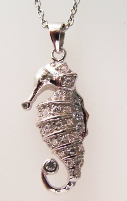 Sea Horse Pendant Creation Diamond .45Ct 18k W/g: Creation Diamond Sea Horse Pendant and High Quality Item Item: Sea Horse Pendant White: .45 carat Round brilliant Clarity: VVS,Color: F Metal: 18k white gold overlay 925 silver Weight:4.75grm Come Wit